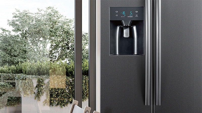 Tủ lạnh Toshiba RS637WE: Làm đá tự động 3 trong 1, lấy đá và nước bên ngoài
